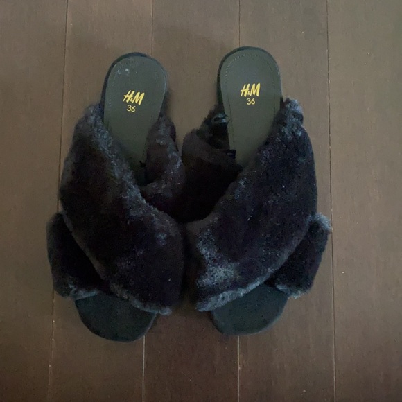 H&M Slippers - Picture 2 of 6